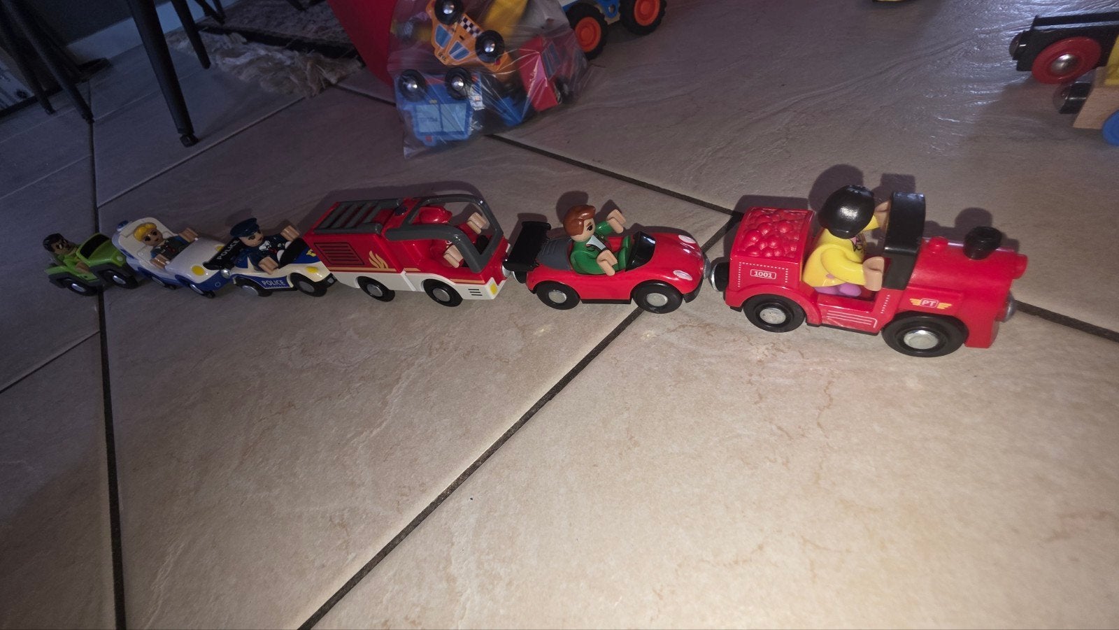 Autootjes met poppen speelgoed, Ophalen of Verzenden, Gebruikt
