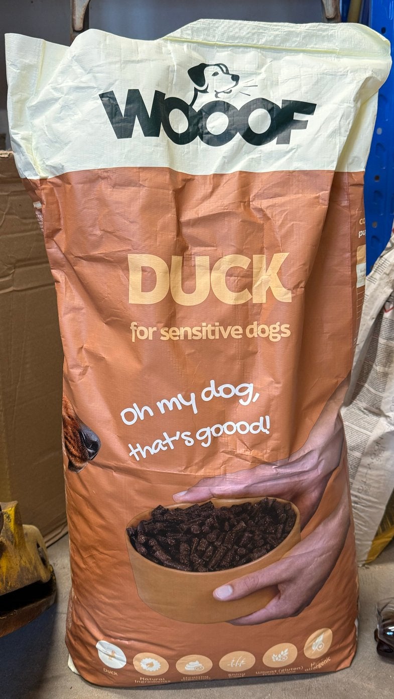 Wooof geperste brokken eend, Ophalen, Hond