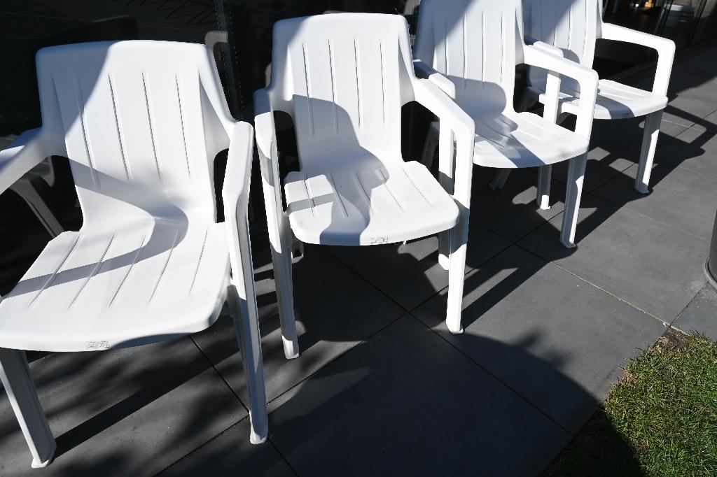 1 set van 3 heerlijke tuinstoelen, Tuin en Terras, Tuinstoelen, Zo goed als nieuw, Kunststof, Stapelbaar, Ophalen