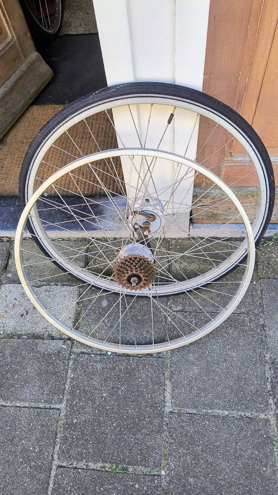 Twee fietswielen, waarvan één met band en tandwiel, Fietsen en Brommers, Wiel, Gebruikt, Stadsfiets, Ophalen of Verzenden