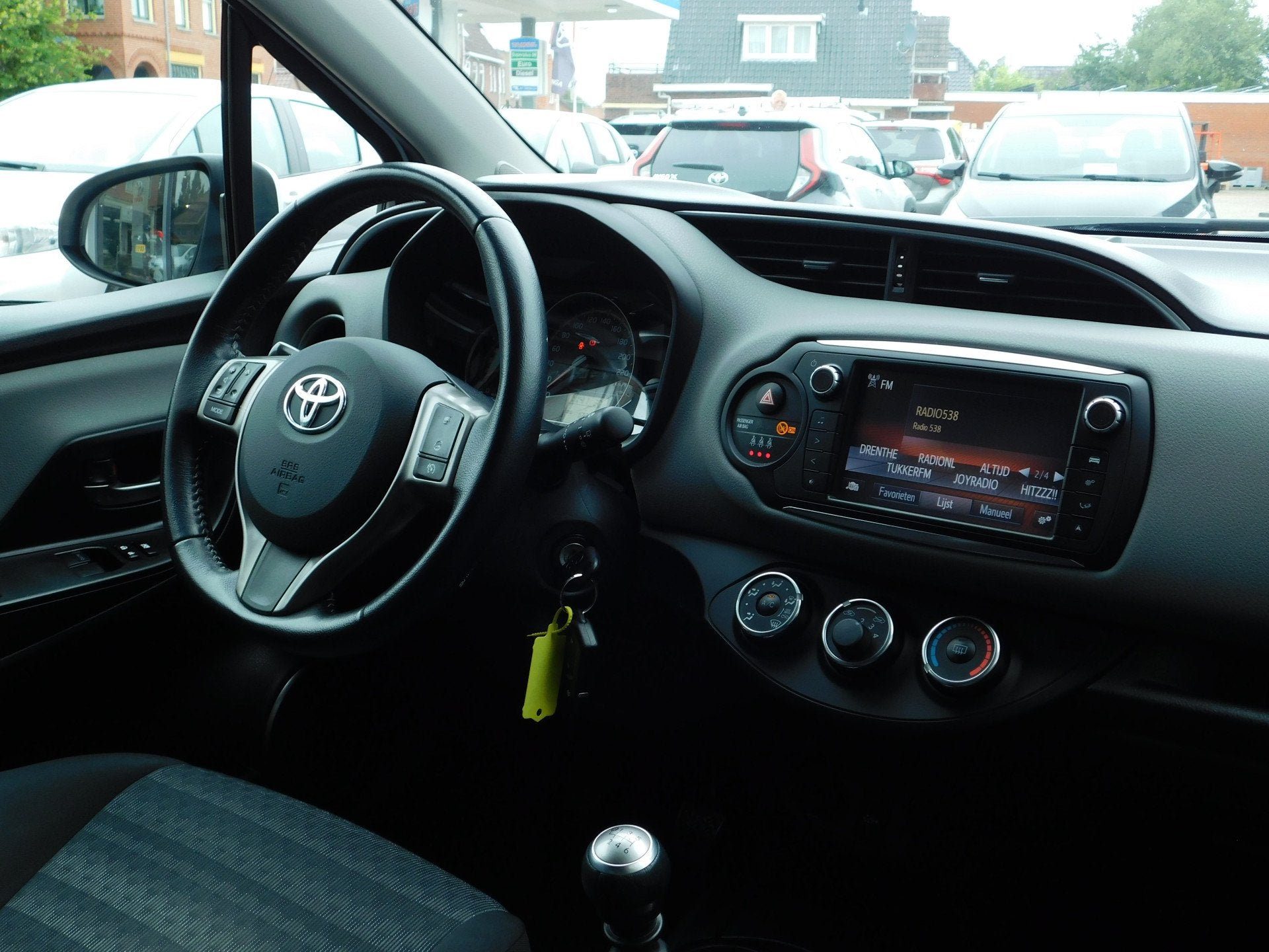 Toyota Yaris 1.3 VVT-i Aspiration Design Pack (bj 2016), Auto's, Voorwielaandrijving, 12 maanden, Euro 6, Wit
