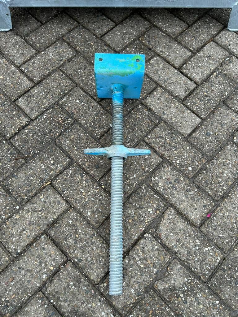 Layher kopspindel/kop spindel 0.60M gebruikt, Doe-het-zelf en Verbouw, Steigers, Ophalen, Gebruikt, Gevelsteiger, 5 meter of hoger
