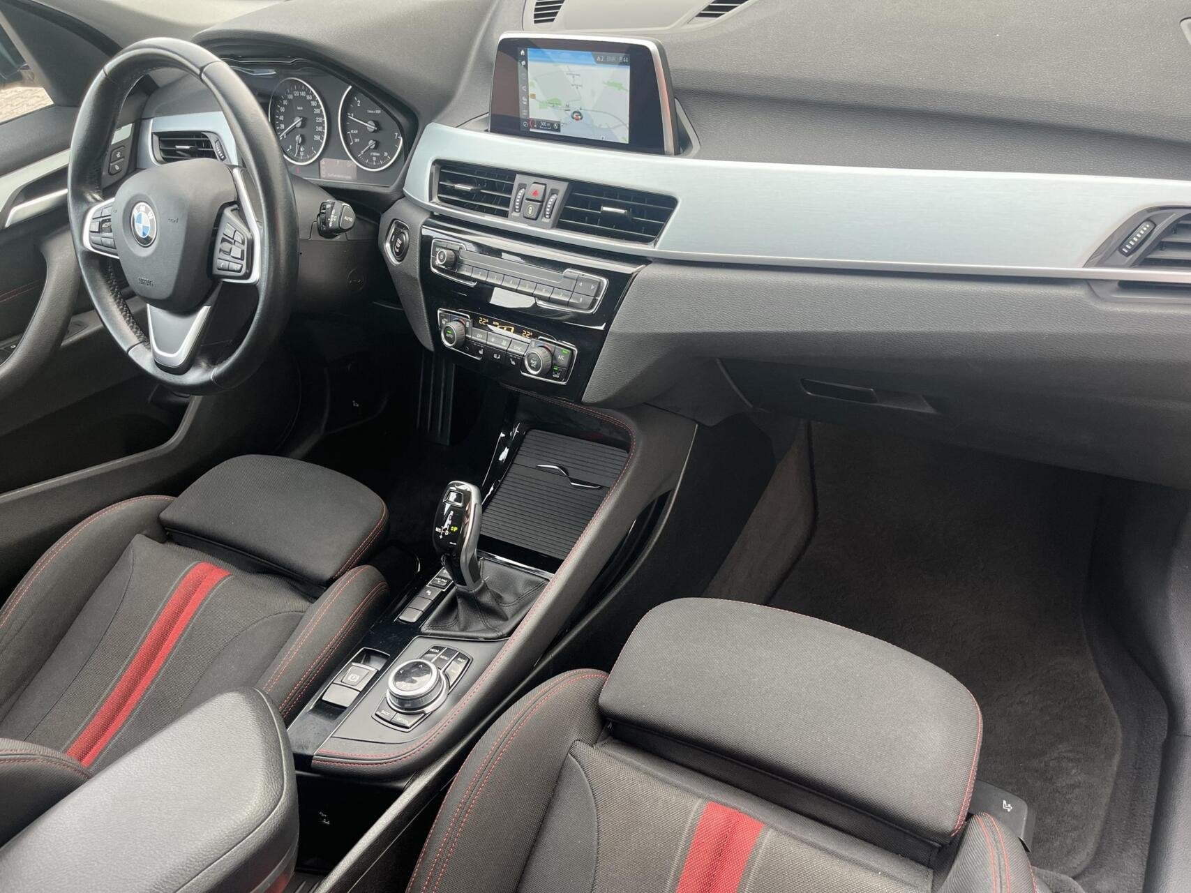 BMW X1 sDrive18i Executive SPORTSTOELEN+TREKHAAK+LED+18INCH, Stof, 3 cilinders, 1405 kg, Benzine