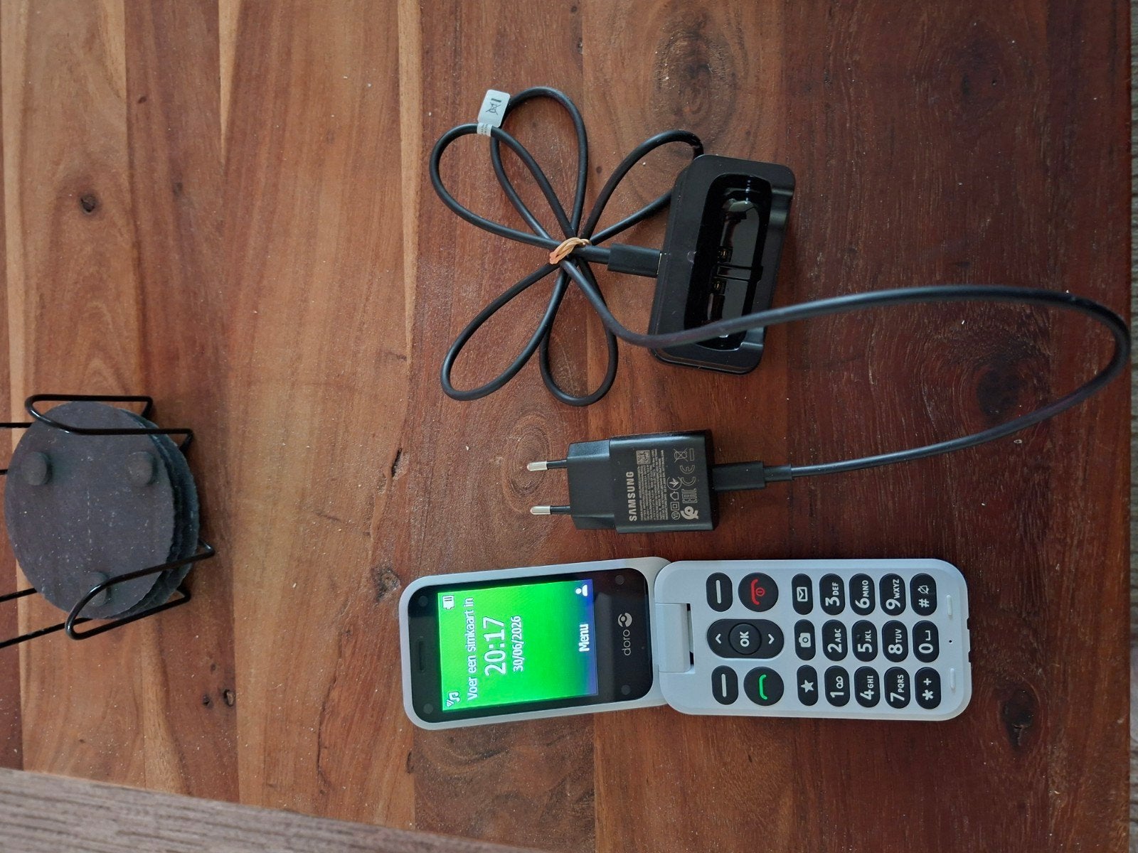 Doro Leva E22 4G Klaptelefoon met Oplaadstation, Ophalen, Nieuw, Inklapmodel, Minder dan 3 megapixel
