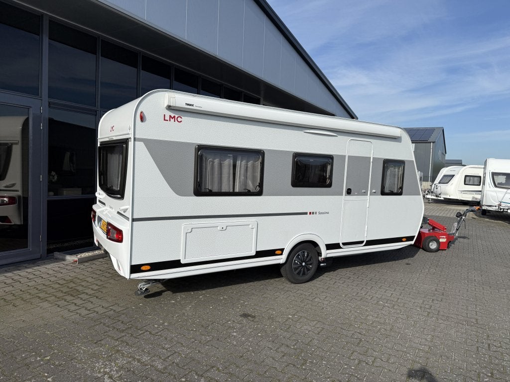 LMC Sassino 460 E 2 Aparte bedden 964KG leeg 1200kg max 2023, Caravans en Kamperen, Lengtebed, Bedrijf, Treinzit, 4 tot 5 meter