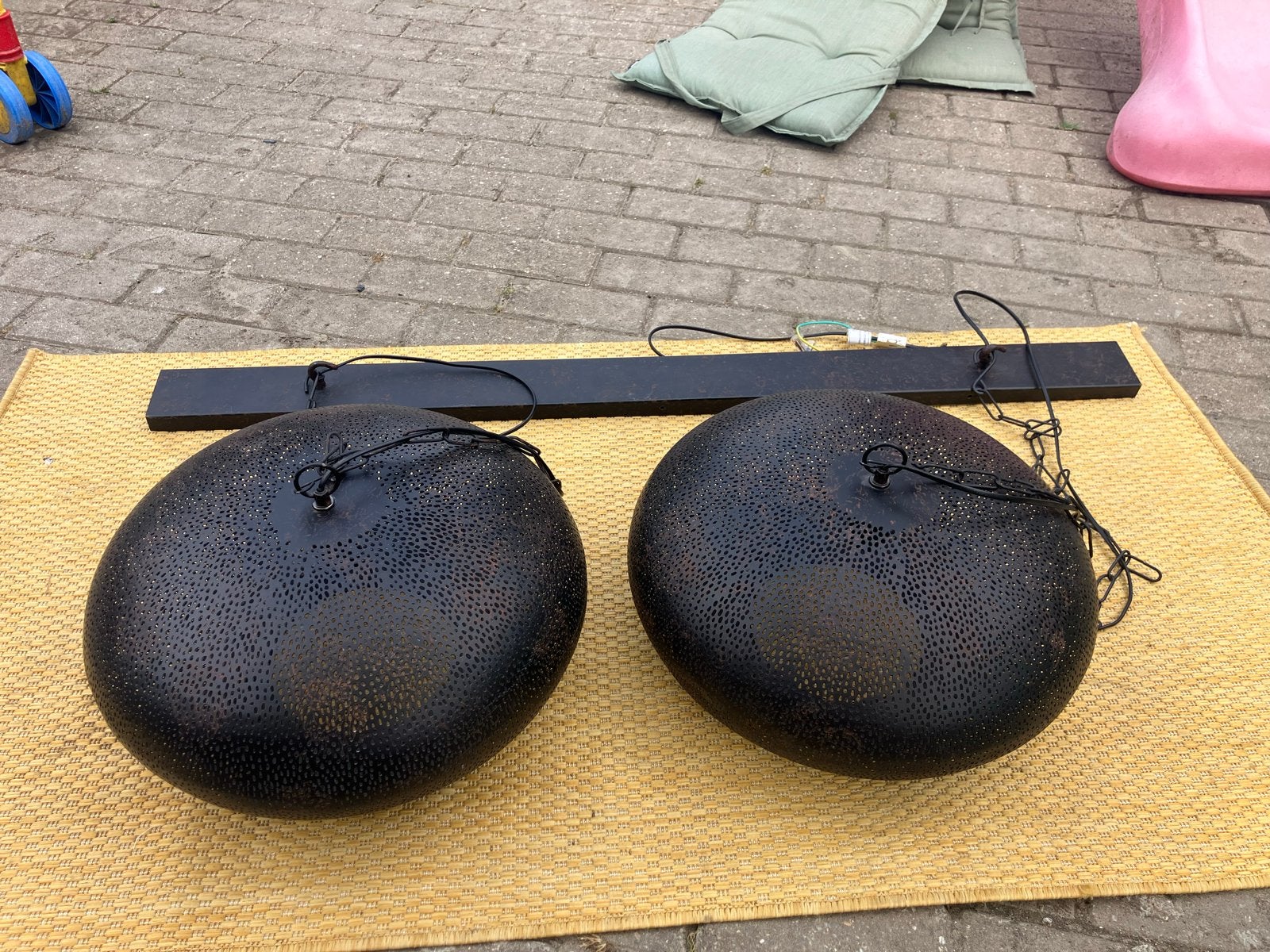 Hanglamp met 2 metalen kappen in marrokaanse style, Huis en Inrichting, Lampen | Hanglampen, Gebruikt, Metaal, Ophalen