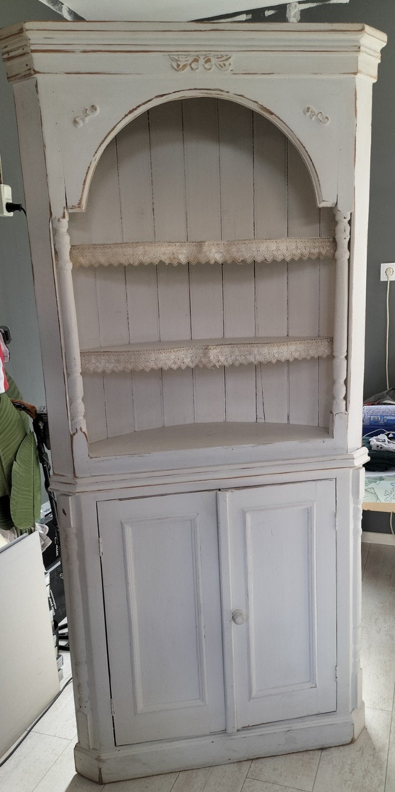 Antieke hoekkast, wit geverfd, met sierlijke details, Ophalen