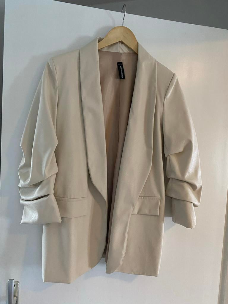 Stijlvolle Crèmekleurige Blazer - New Collection, Kleding | Dames, Jasjes, Kostuums en Pakken, Maat 38/40 (M), Beige, Ophalen of Verzenden