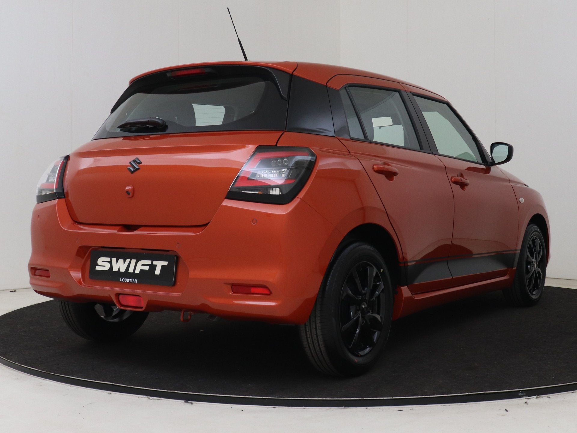 Suzuki Swift 1.2 Blackline Smart Hybrid Ltd. | Smart Entry &, Voorwielaandrijving, 12 maanden, Stof, Zwart