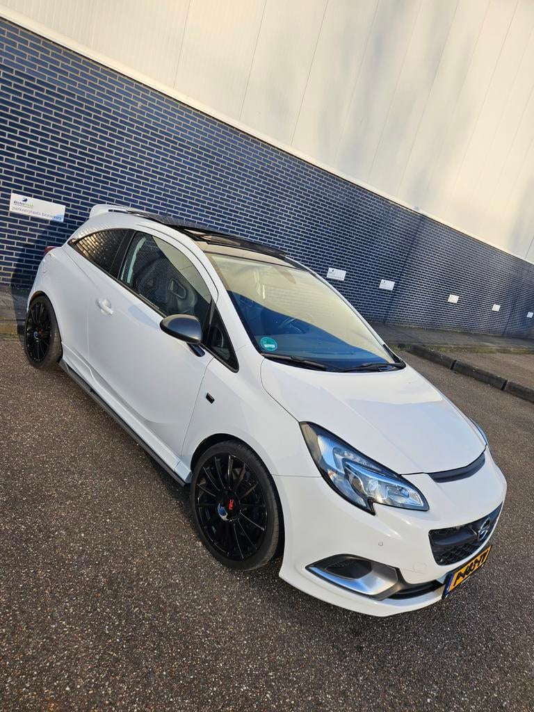 Opel Corsa 1.6 Turbo OPC 3d 2016 Wit + performance pack, Auto's, Opel, Zwart, Wit, Leder, Handgeschakeld