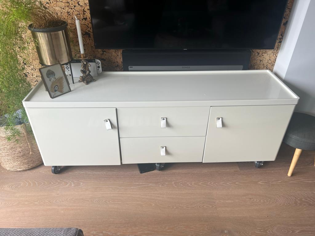 Crème dressoir/tv-meubel op wieltjes met lade en kasten, Ophalen, Overige materialen, Gebruikt, 100 tot 150 cm