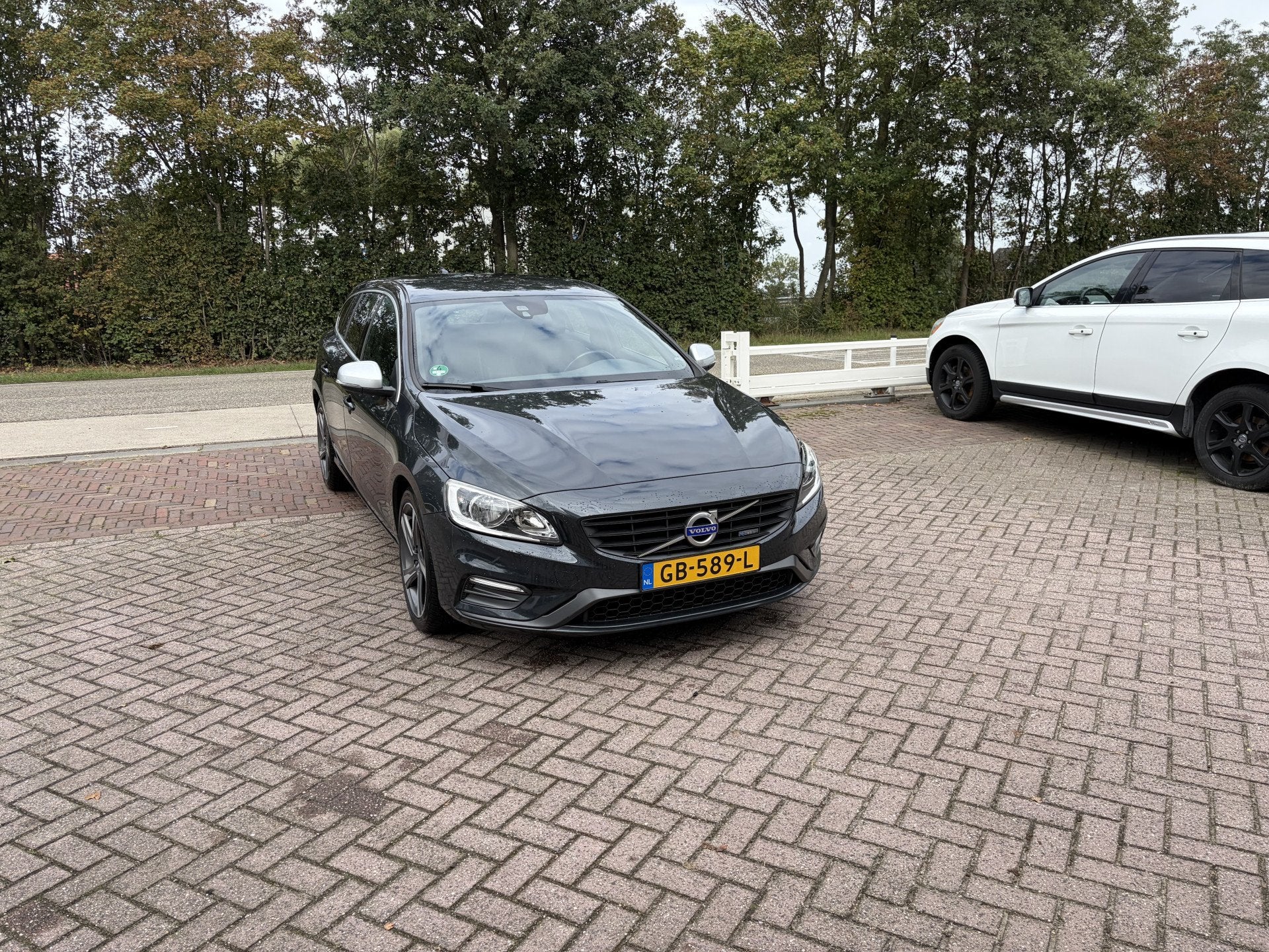 Volvo V60 1.6 T3 R-Design AUTOMAAT TREKHAAK NAVI (bj 2015), Auto's, Gebruikt, Zwart, 4 cilinders, 150 pk
