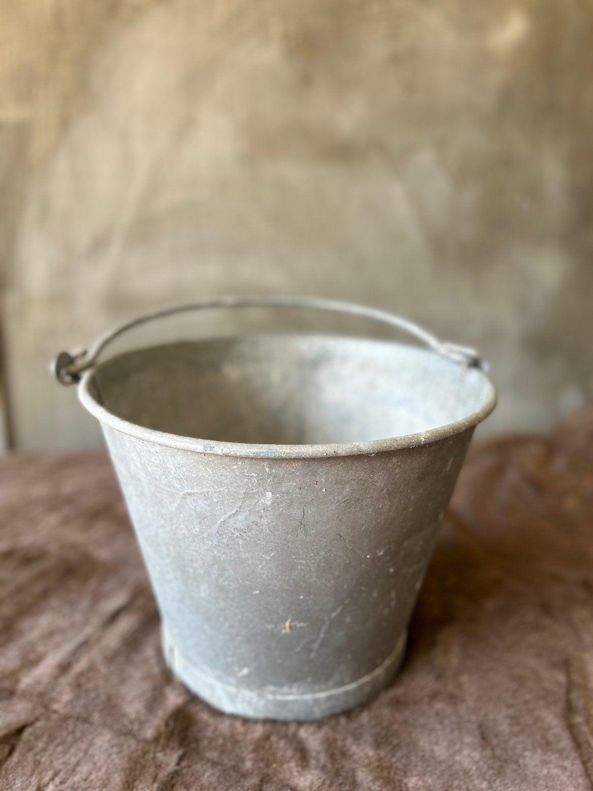 Oude verzinkte emmer | Brocante | Landelijke decoratie, Ophalen of Verzenden, Zo goed als nieuw, IJzer, Met handgreep