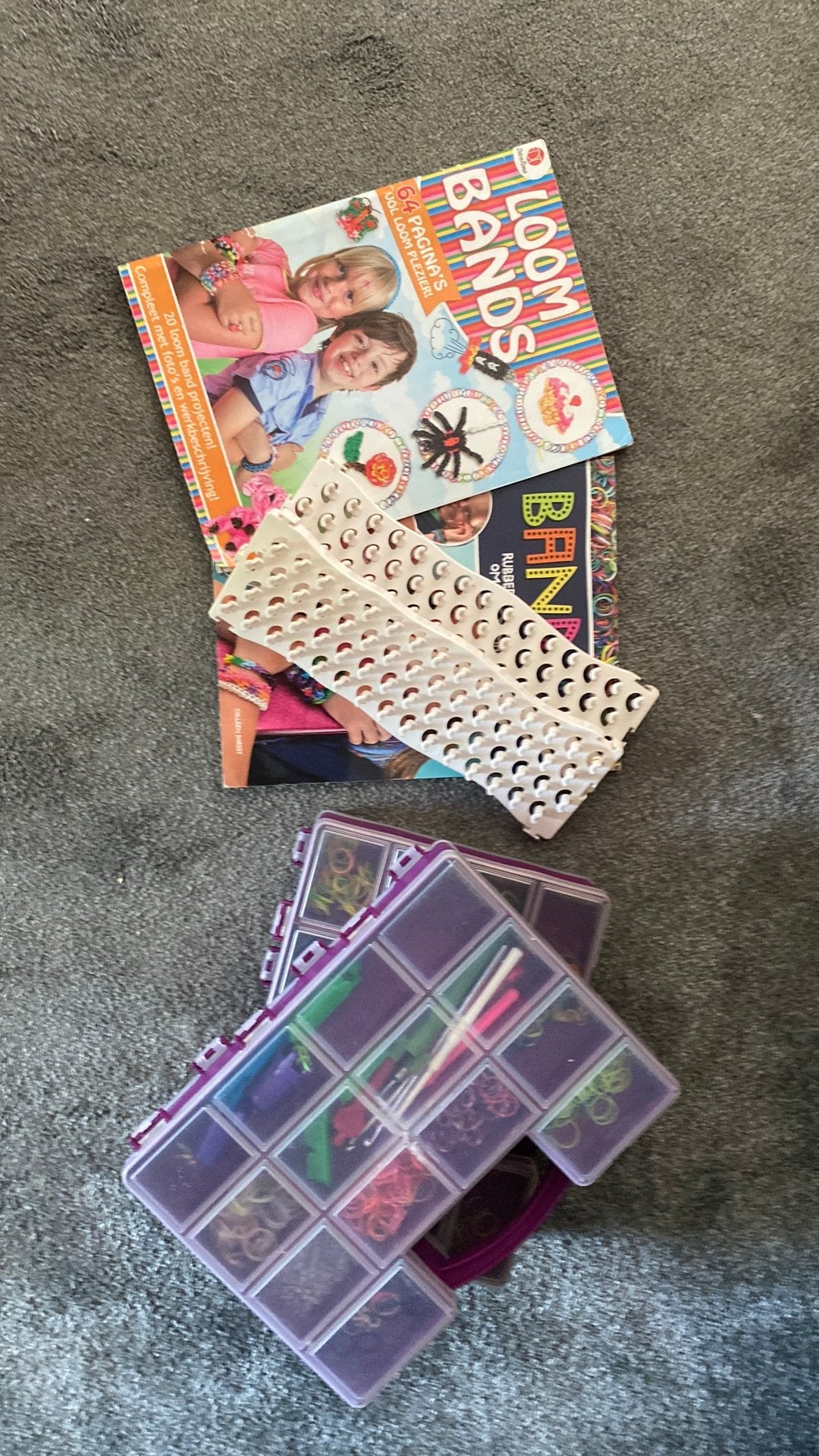 Loombandjes 2 koffers en 2 boeken en nog handige dingen, Ophalen, Zo goed als nieuw