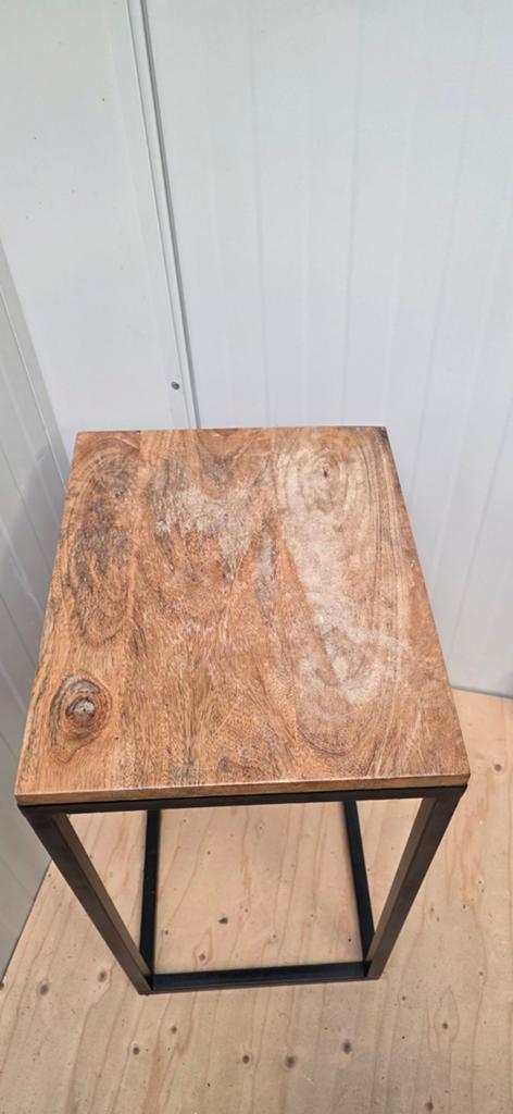 Houten bijzettafel met metalen frame, Minder dan 55 cm, Gebruikt, Vierkant, Industrieel