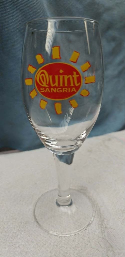 glas voetglas Quint Sangria, Ophalen of Verzenden, Zo goed als nieuw, Borrel- of Shotglas
