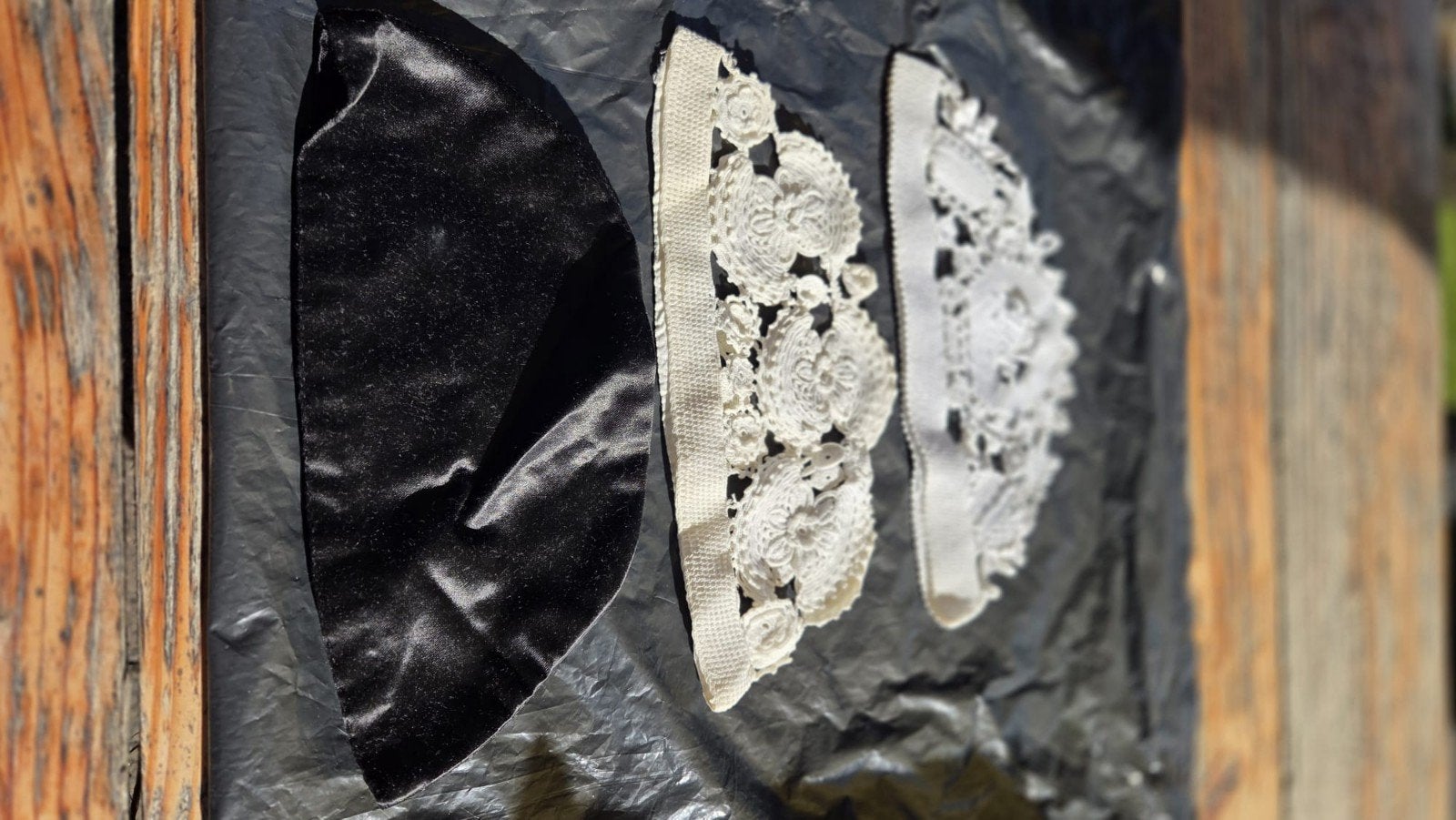 2 Klederdracht Mutsjes - Handgemaakt Kant, Antiek en Kunst, Ophalen of Verzenden, Dames