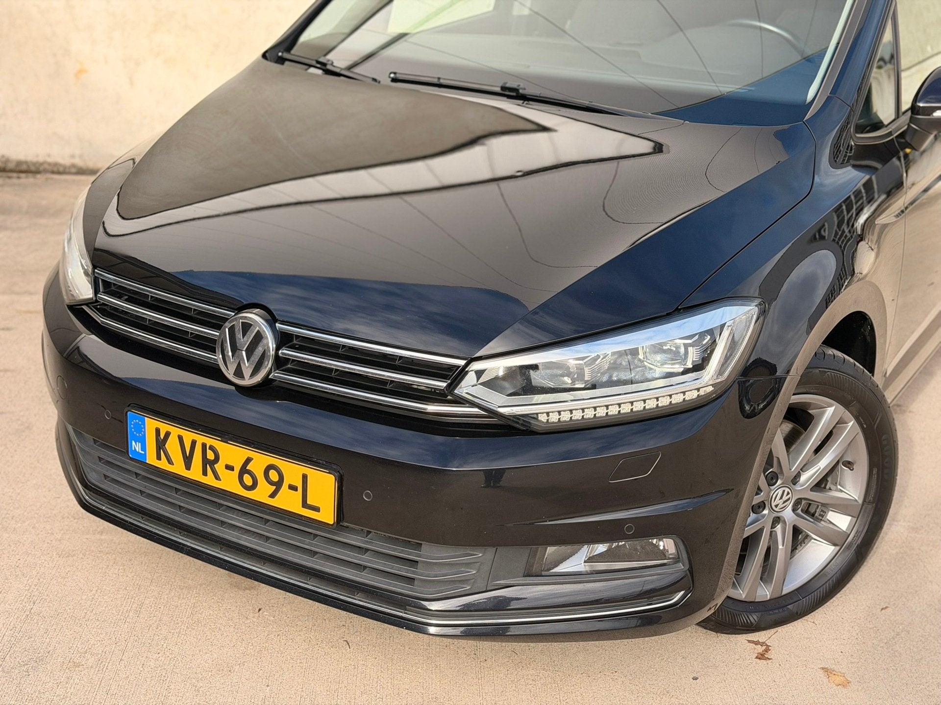Volkswagen Touran 1.4 TSI DSG Pano 17'' R-Line Trekh LED ACC, Gebruikt, 4 cilinders, 150 pk, Zwart