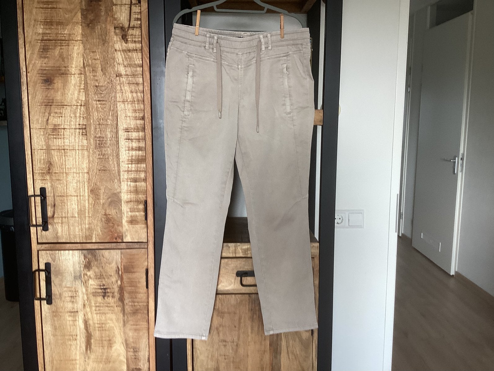 Beige broek maat 42 van red button, Beige, Maat 42/44 (L), Ophalen of Verzenden, Zo goed als nieuw