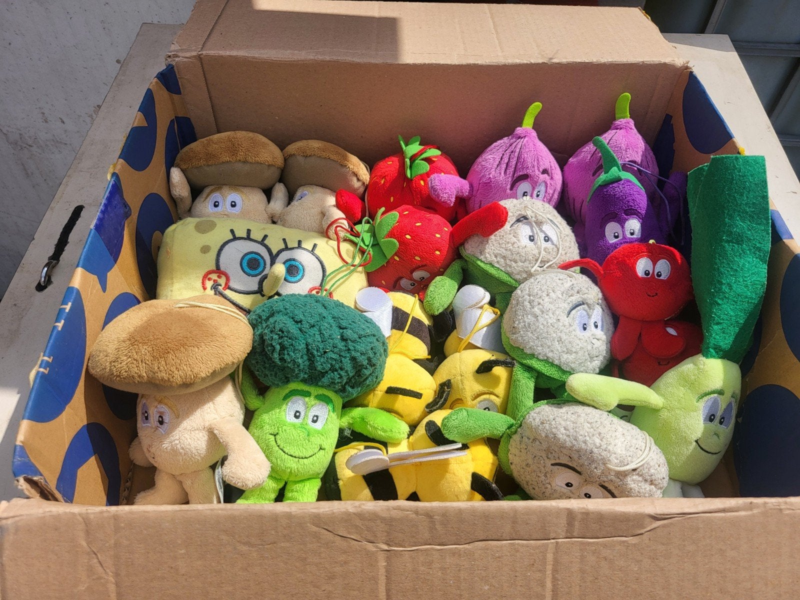 Grote doos vol knuffels, o.a. Spongebob en groenten, Gebruikt, Overige merken, Overige karakters, Overige typen