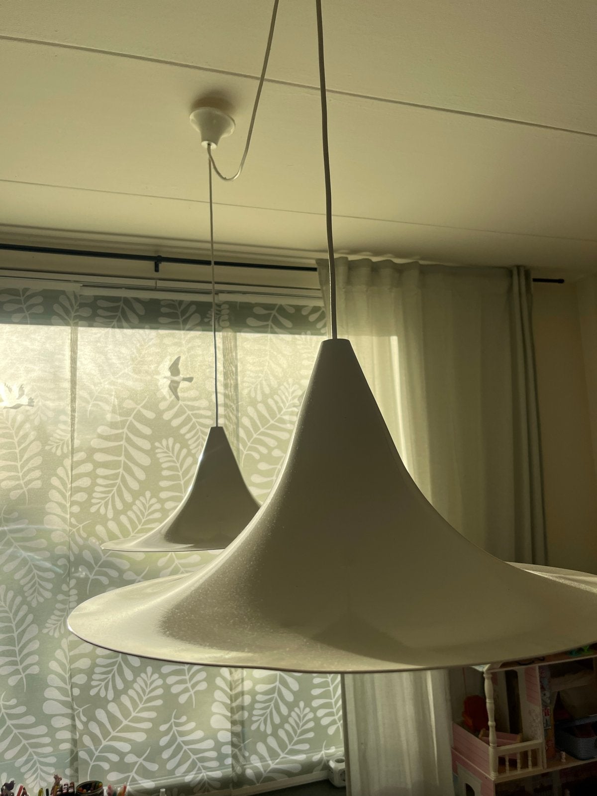 Twee mooie vintage witte trompet hanglampen 49CM, Huis en Inrichting, Lampen | Hanglampen, Ophalen, Gebruikt, Metaal, E27 (groot)