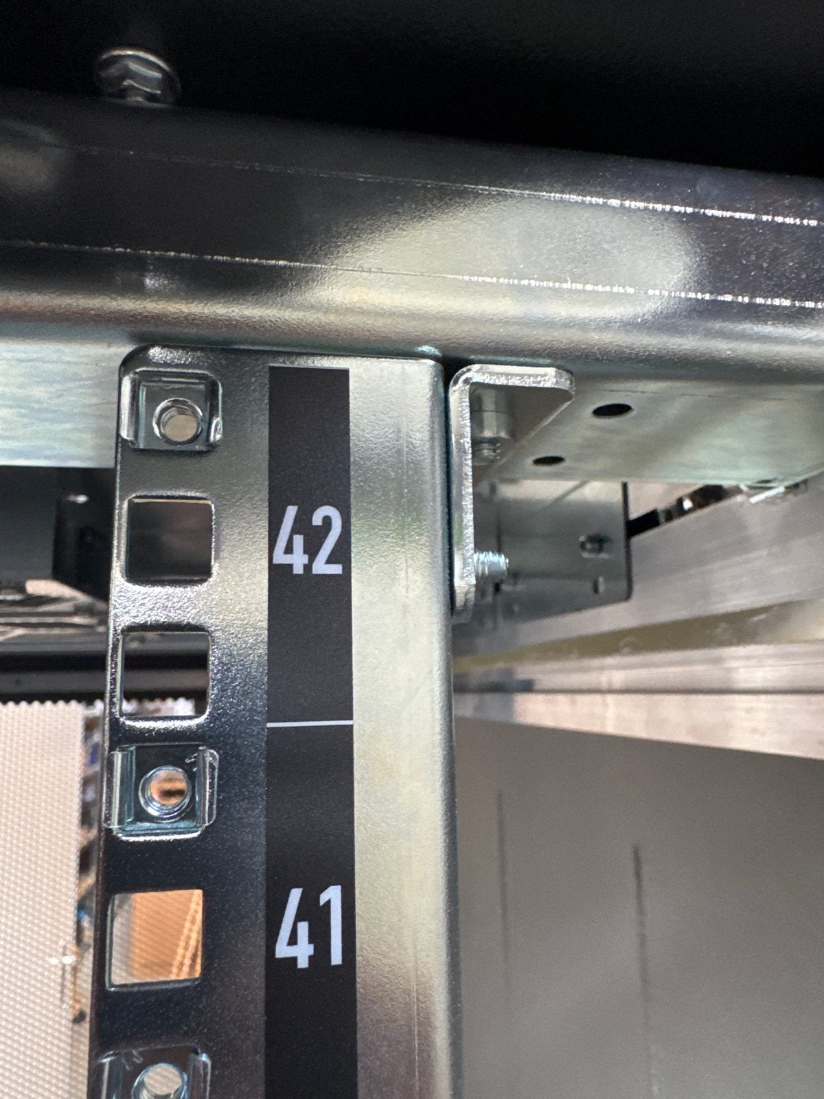 Foto 5 van Emerson Knürr / Vertiv DCM 42U Serverkast - 24 stuks
