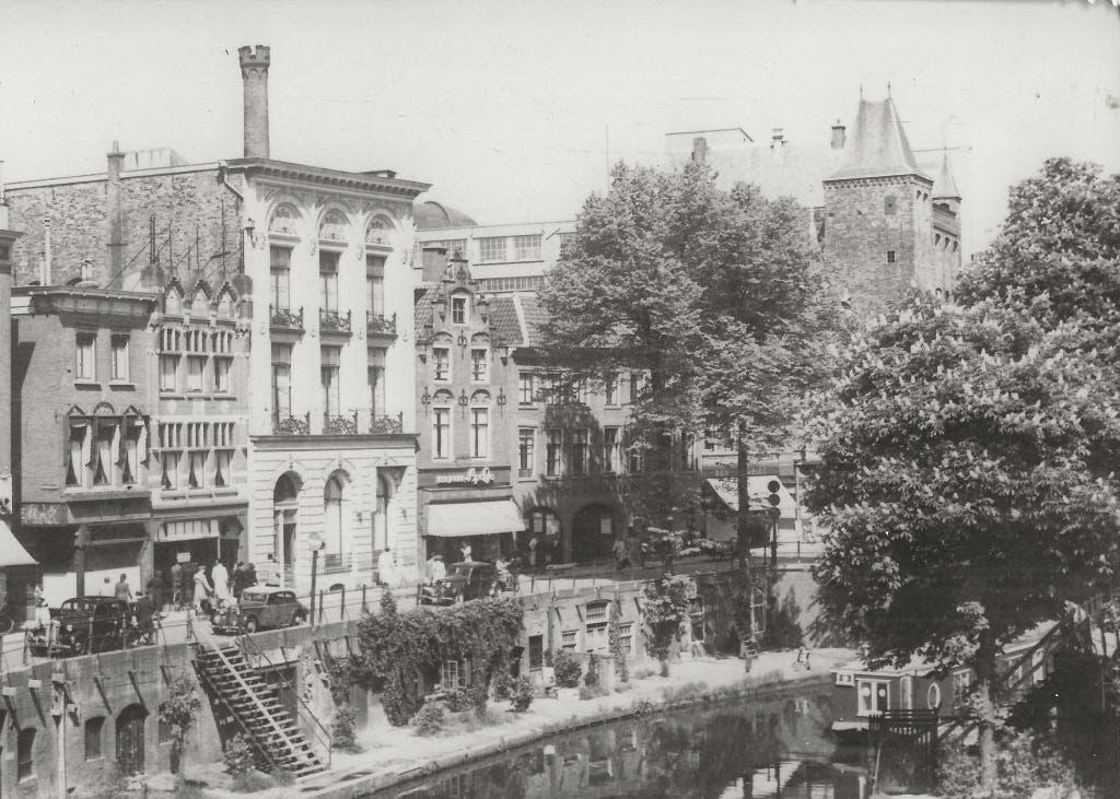 Utrecht Oude Gracht met woonboot  1955 Foto, Ophalen of Verzenden, 1940 tot 1960, Ongelopen, Utrecht