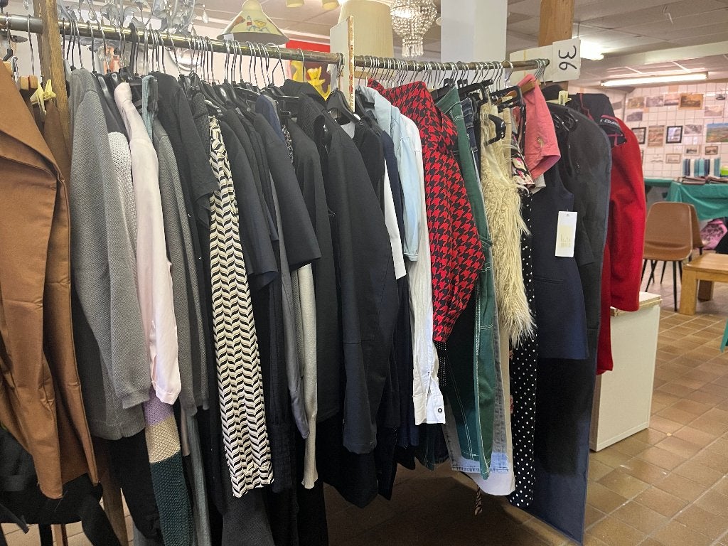 partij kleding, +/-550 stuks Dames en Heren, Kleding | Dames, Ophalen, Gedragen, Maat 42/44 (L)
