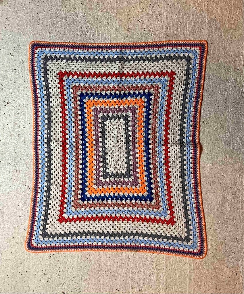 Granny woondeken gehaakt lichte kleuren  125/100