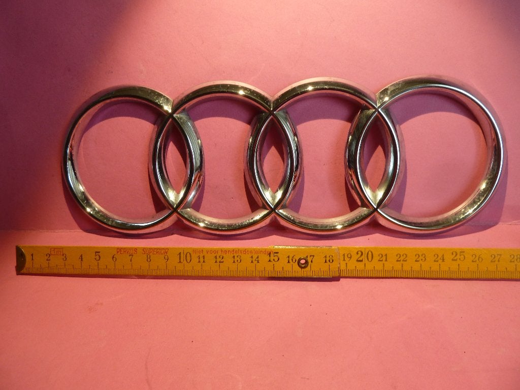 >>>>AUDI<<<<< EMBLEEM    ( div. maten voorradig)  28 cm., Auto diversen, Auto-accessoires, Ophalen of Verzenden, Zo goed als nieuw