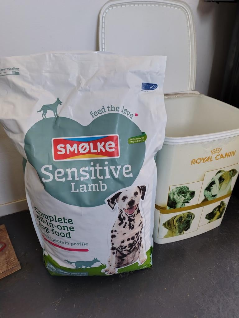 Smolke sensitive lamb 12 kg met gratis grote bak, Ophalen, Hond