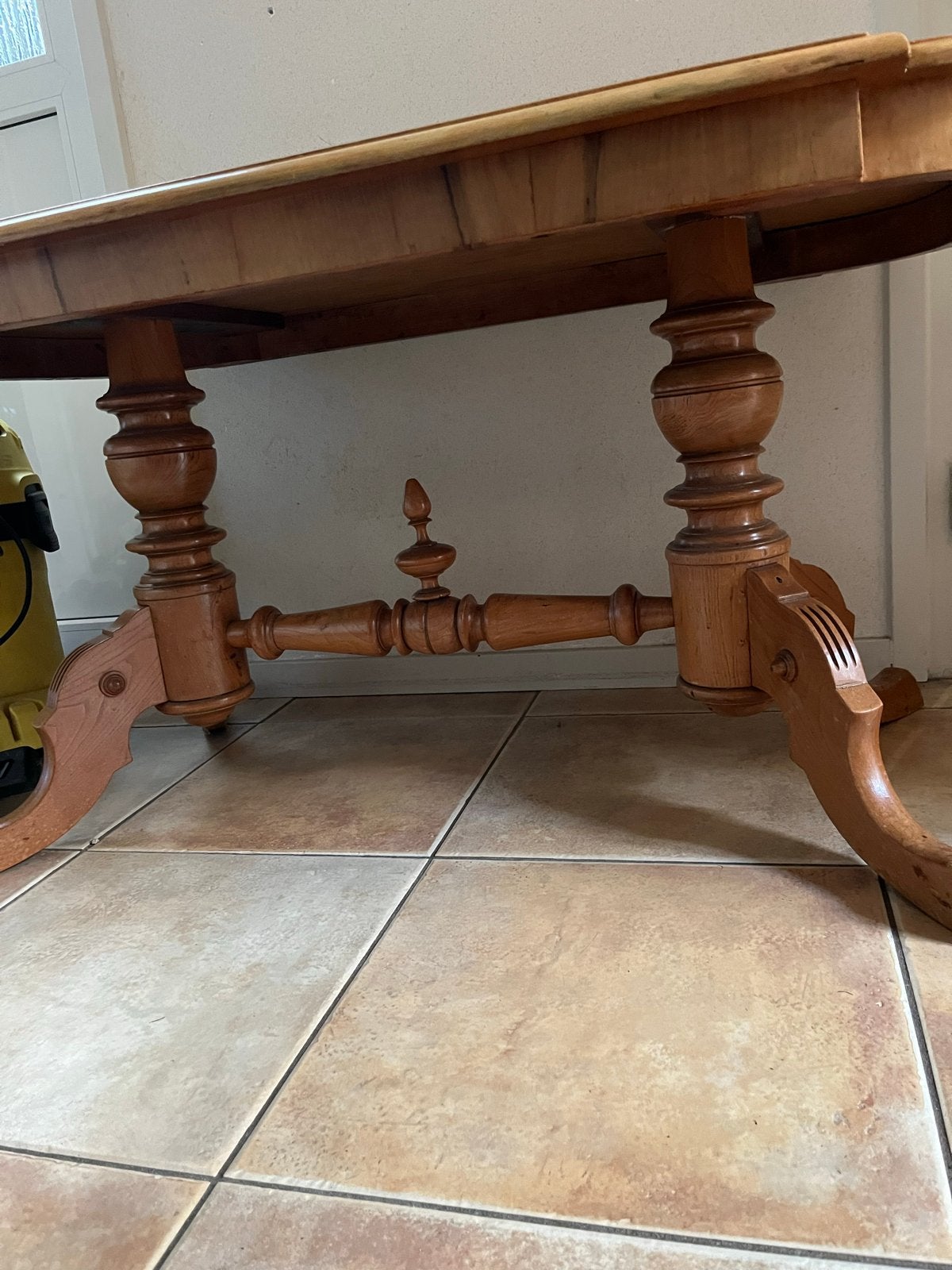 Antieke houten salontafel met sierlijke poten, Antiek en Kunst, Ophalen of Verzenden