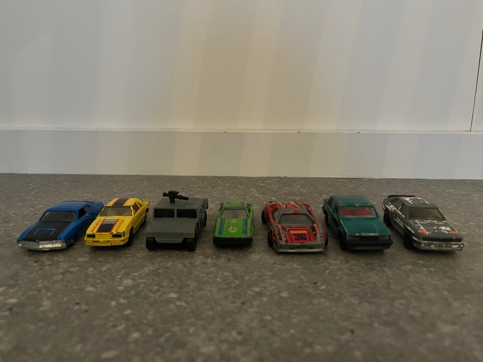 Verzameling van 13 ijzeren speelgoedauto's en vrachtwagens, Ophalen, Gebruikt