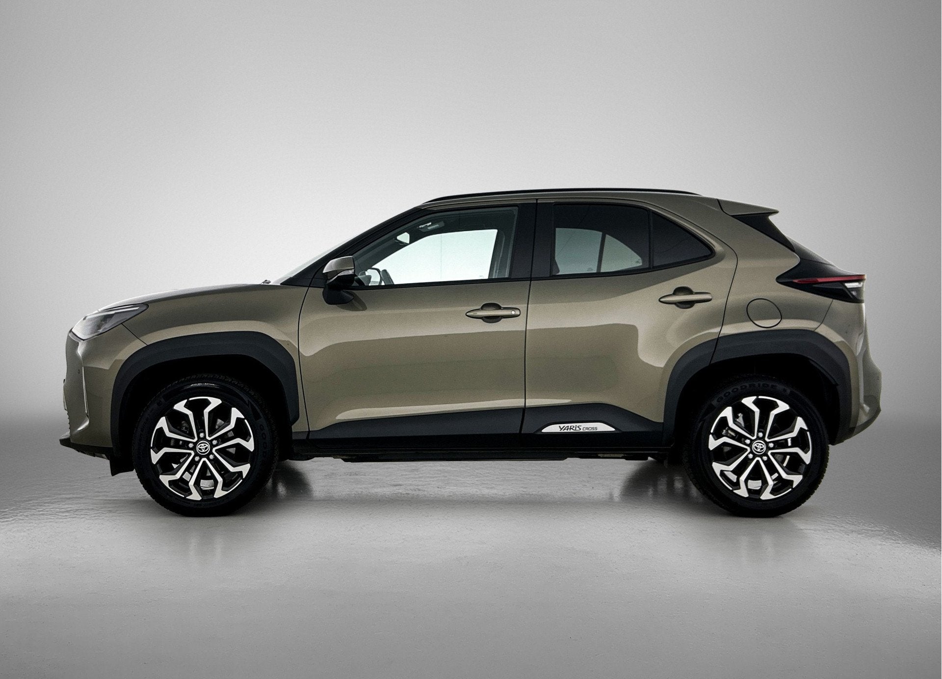 Toyota Yaris Cross 1.5 Hybrid 115 First Edition + | BTW voer, Stof, Zwart, 116 pk, Bedrijf