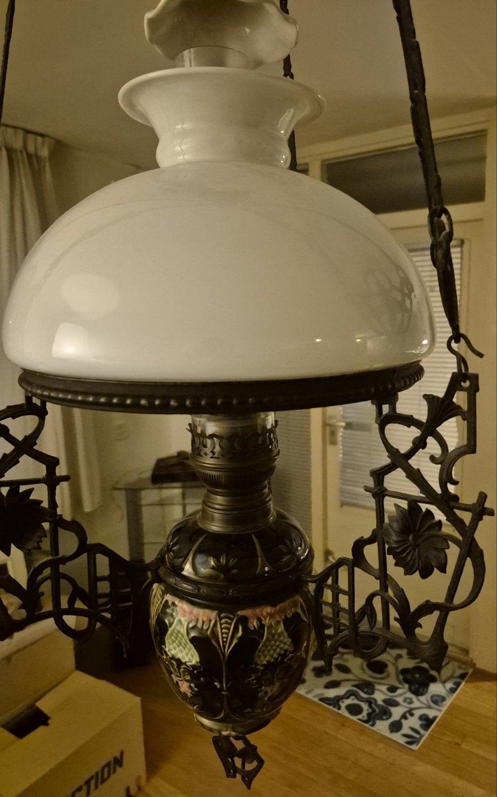Antieke Hanglamp met Melkglas en Sierlijk Metaalwerk, Ophalen