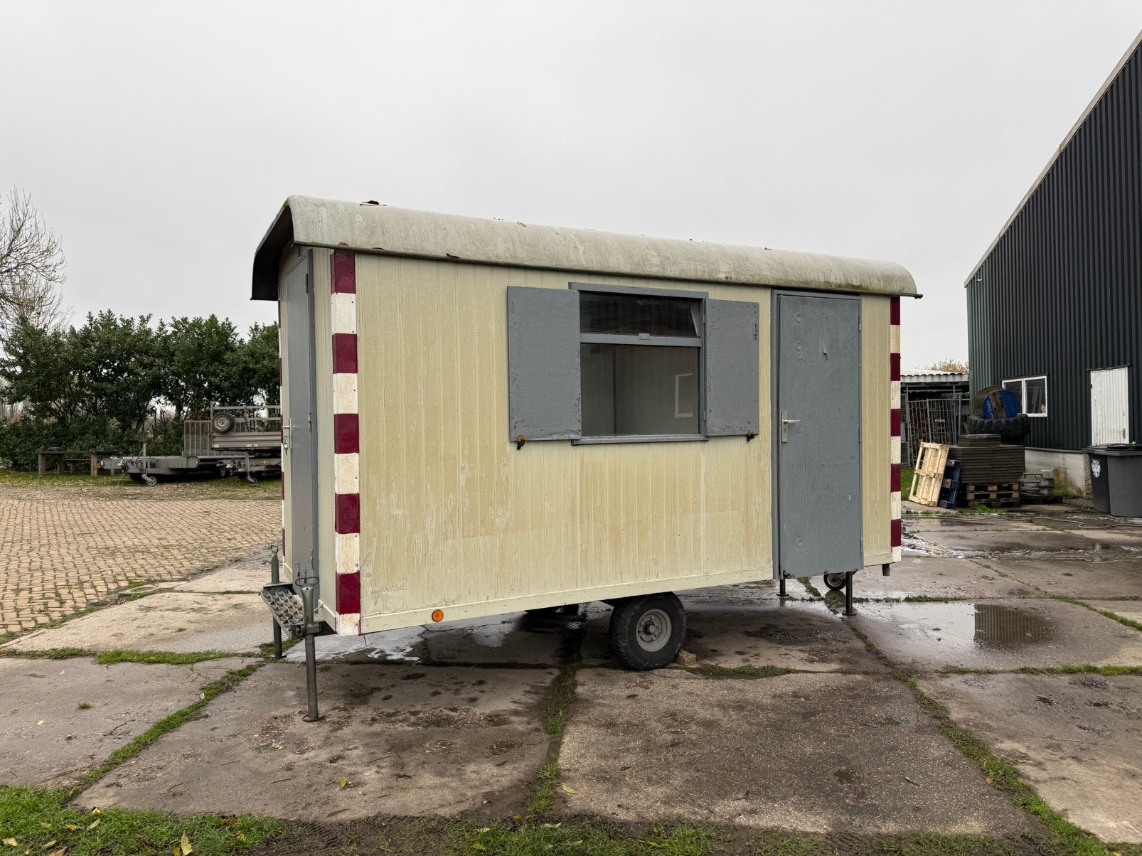 Schaftkeet aanhanger met aggregaat tafel en stoelen, Ophalen, Gebruikt