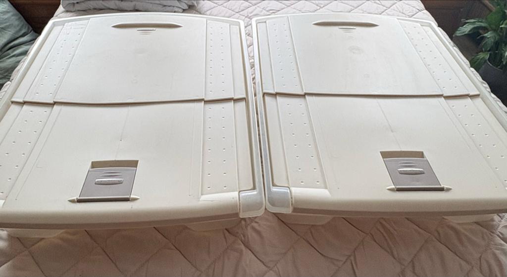 2x Rubbermaid Curver opbergboxen onder bed op wielen, Ophalen, Kunststof, Gebruikt, 50 tot 100 cm