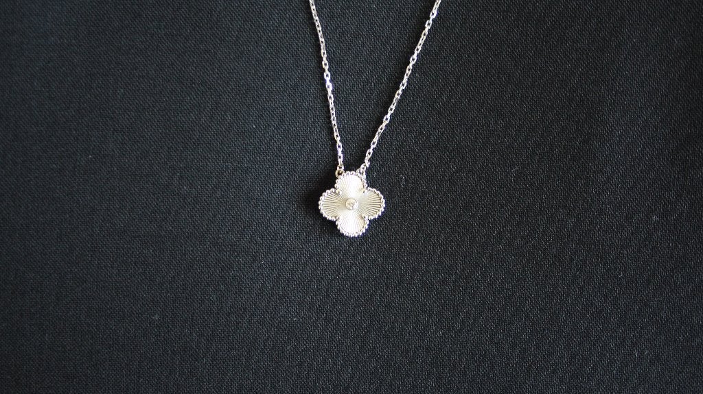 Van Cleef & Arpels Alhambra Necklace 18 kt., Ophalen, Wit, Zo goed als nieuw, Met edelsteen