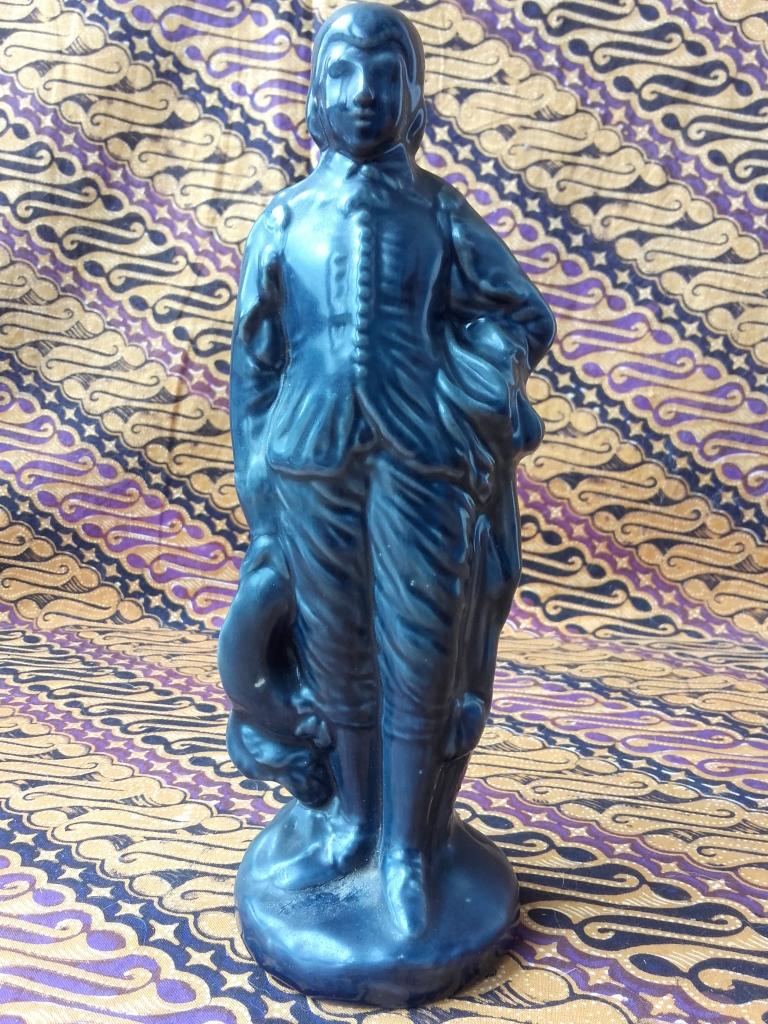 Mooi oud beeldje uit Engeland van een edelman 22,2 cm., Ophalen of Verzenden