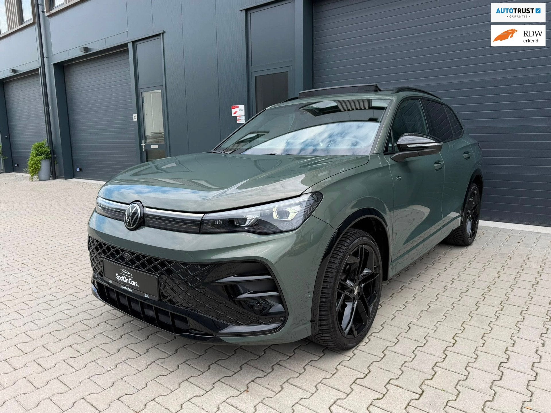 Volkswagen Tiguan 1.5 eTSI R-Line PANO H/K 360° CAMERA HUD, Auto's, Volkswagen, Zwart, 4 cilinders, 150 pk, Origineel Nederlands