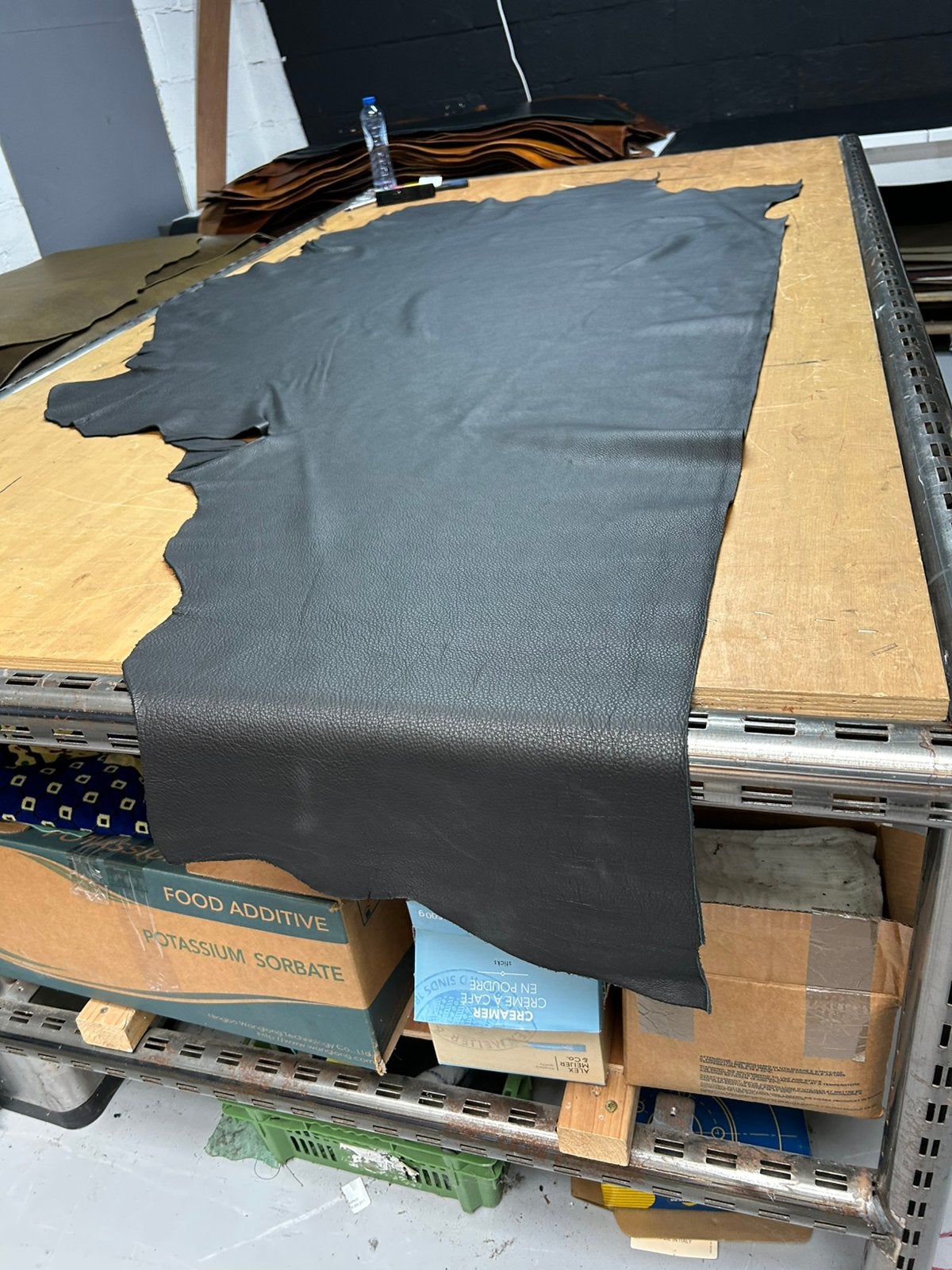Zwarte kleur halve huid 1.5 mm dikte soepel A-472, Hobby en Vrije tijd, Stoffen en Lappen, 120 cm of meer, Zwart, Leer of Kunstleer