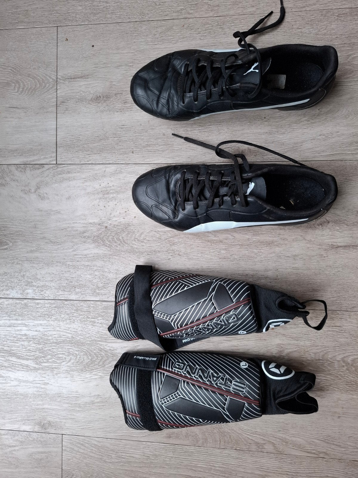 Puma voetbalschoenen maat 44 en Stanno scheenbeschermers, Ophalen of Verzenden, Gebruikt, Set