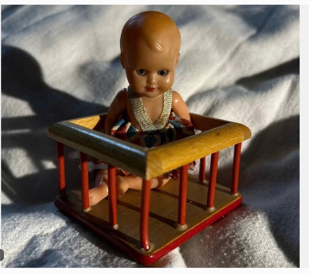 Vintage Schattig popje in box jaren ‘60, Ophalen of Verzenden, Zo goed als nieuw, X, Pop