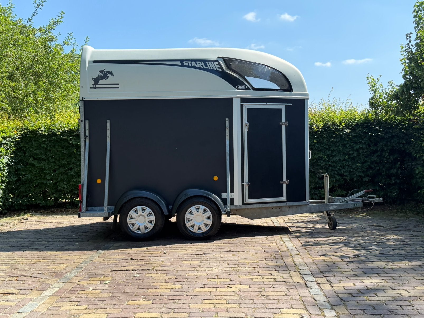 Nette 1.5 paards atec met zadelkamer en kunstof bodem, Dieren en Toebehoren, Ophalen, Zo goed als nieuw, Langenboom, 1½-paards trailer