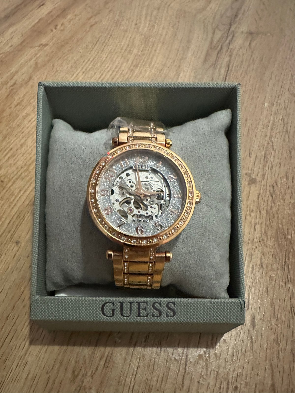Guess dameshorloge roségoud met strass en open uurwerk, Guess, Polshorloge, Ophalen of Verzenden, Zo goed als nieuw