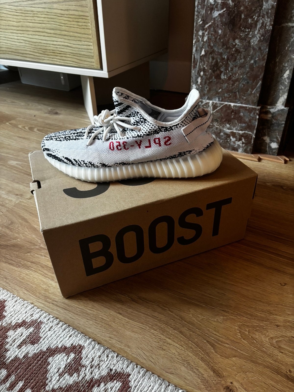 Yeezy Boost 350 v2 Zebra 44 2/3, Kleding | Heren, Ophalen of Verzenden, Nieuw, Overige kleuren