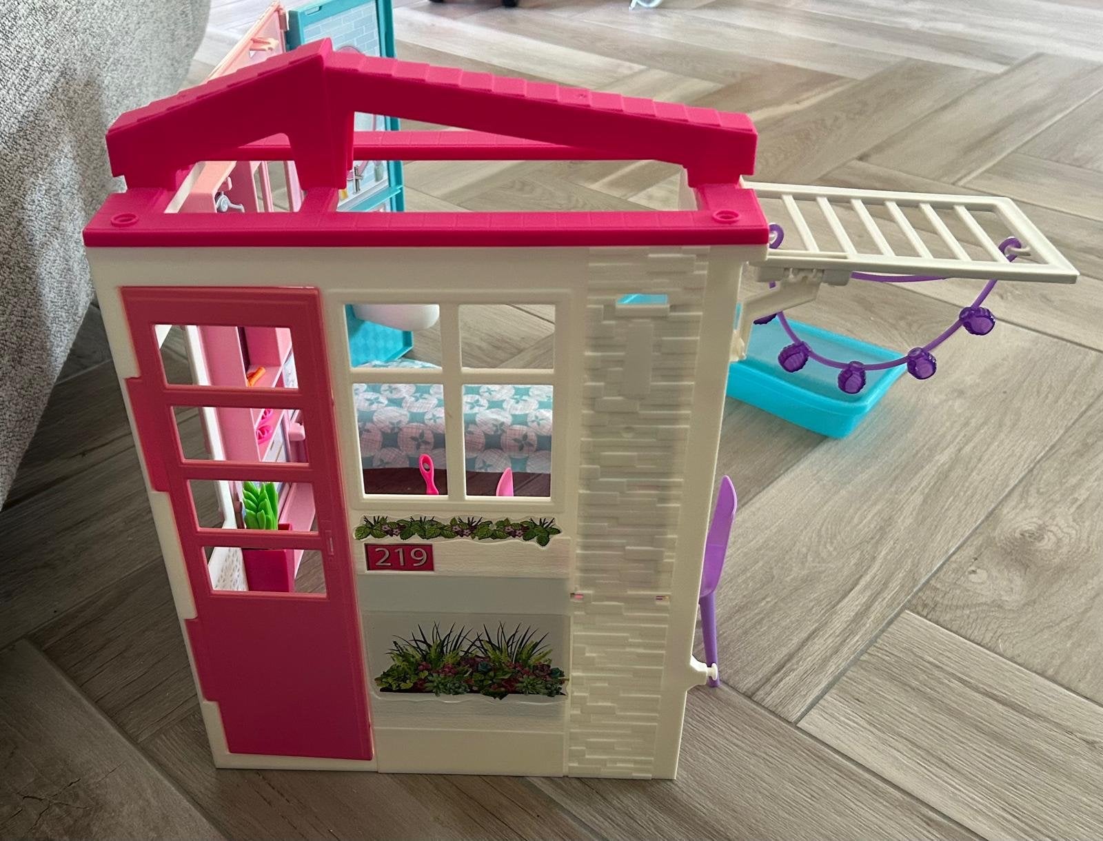 Barbie Poppenhuis met accessoires en Barbiepop, Kinderen en Baby's, Speelgoed | Poppenhuizen, Ophalen of Verzenden, Zo goed als nieuw