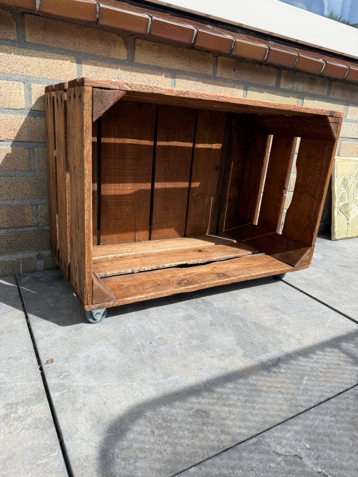 Houten bijzettafeltje op wielen- aardappelkist, fruitkist, Huis en Inrichting, Tafels | Bijzettafels, Ophalen, Minder dan 45 cm