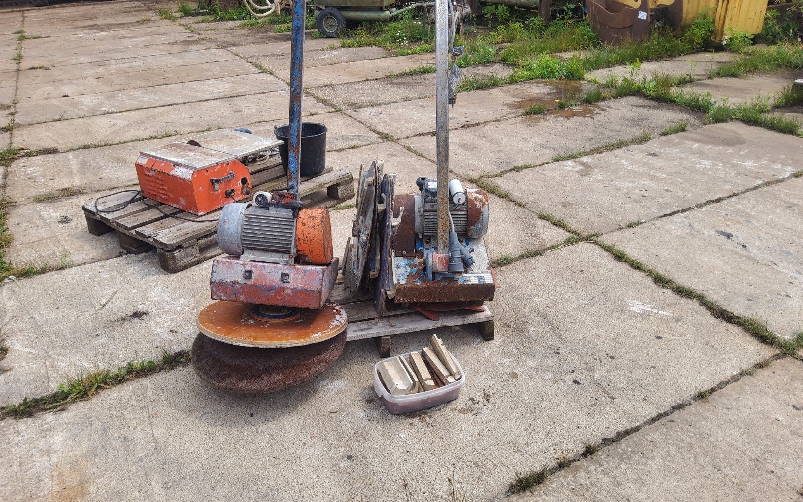 Natuursteenbewerking,  vloerschuurmachine ,tegelzaag, Ophalen