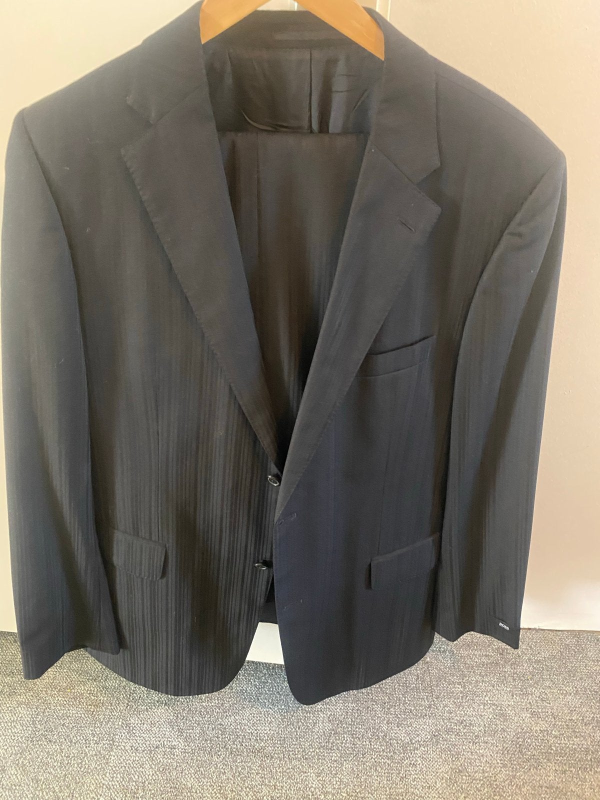 Hugo Boss pak - Zwart gestreept - Maat 52/54 (L), Ophalen of Verzenden, Zo goed als nieuw, Maat 52/54 (L), Zwart